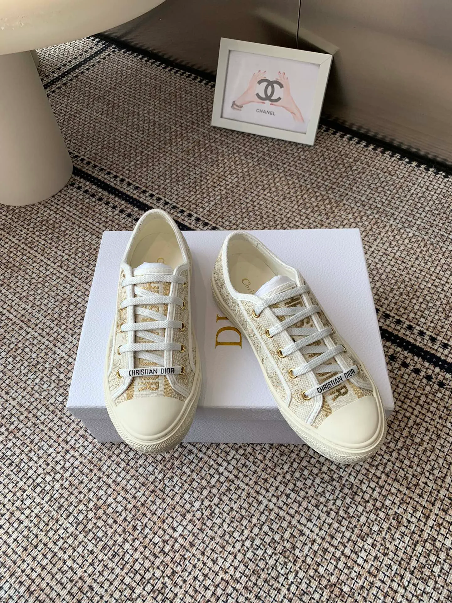 👟👟Ex-factory price 480👟👟 New color Dior Dior's new presbyopic embroidered canvas heighten thick-soled shoes, all details are consistent with the authentic ones ❗️Classic presbyopic with thick-soled series, fashionable and comfortable and also elongates the leg line, all original methods ❗️Original materials❗️ Classic embroidered presbyopic imported silk sheep lining, original cowhide lining for feet ❗️Refundable if not satisfied❗️ Code number 35-41 (40, 41 customized, non-returnable or exchangeable)